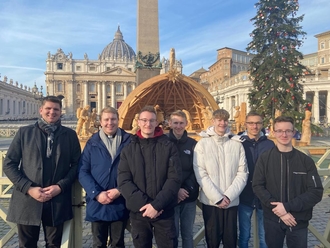 Endlich am Petersplatz in Rom angekommen. Jugendgruppe aus St. Elisabeth gibt Papst Benedikt die letzte Ehre.
